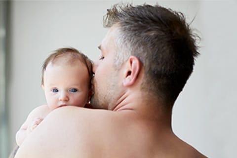 Pelajari Cara Menyendawakan Bayi 