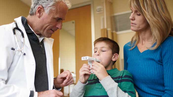 ahli kesehatan membantu anak dengan produk asma