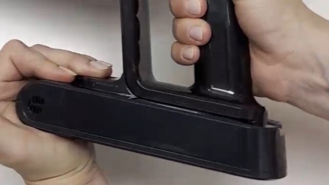 gambar thumbnail untuk video melepaskan pak baterai lama dan memasukkannya ke dalam kantong plastik
