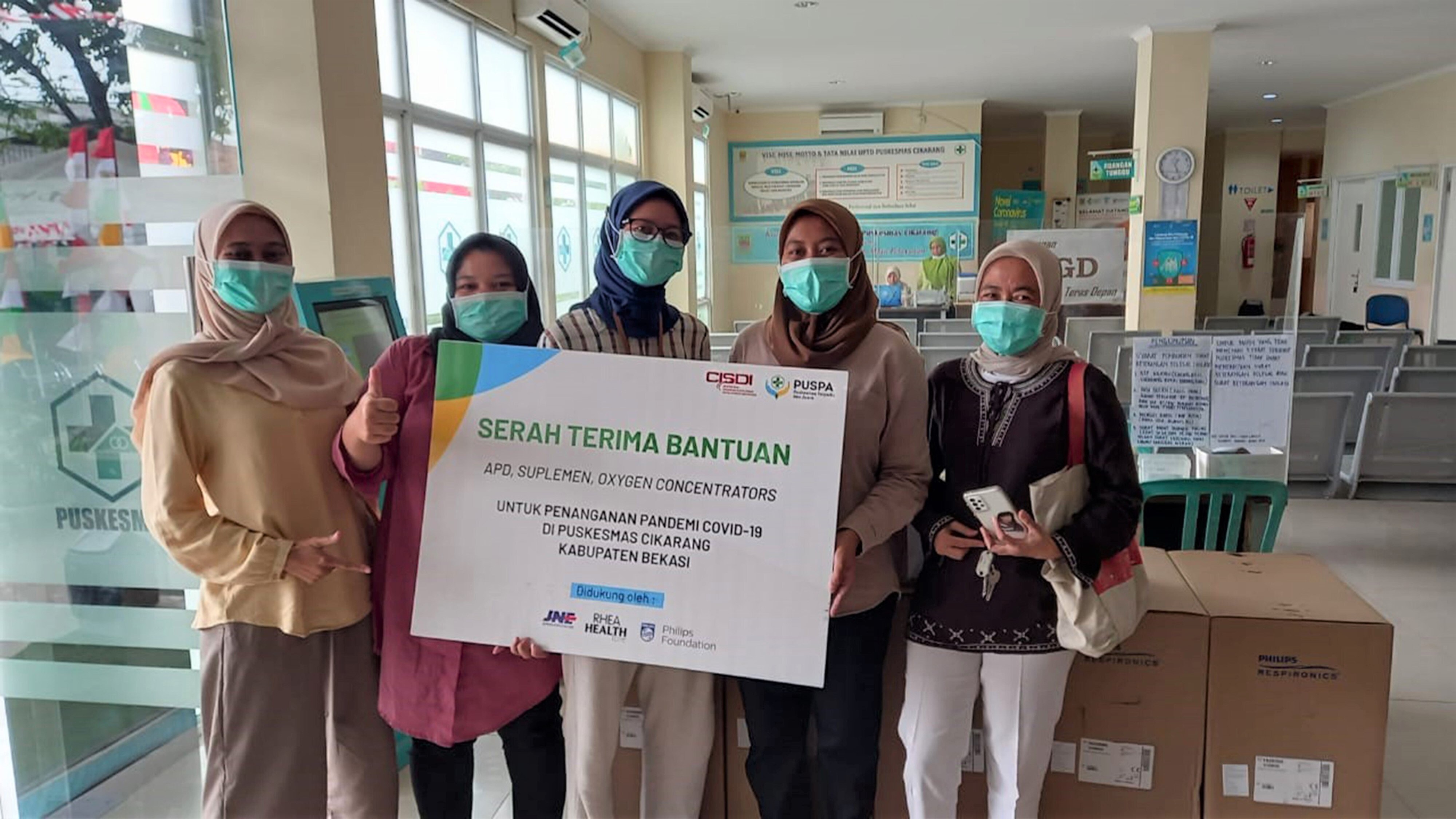 Philips Foundation memberikan bantuan darurat berupa konsentrator oksigen ke posko COVID-19 di Jawa Barat