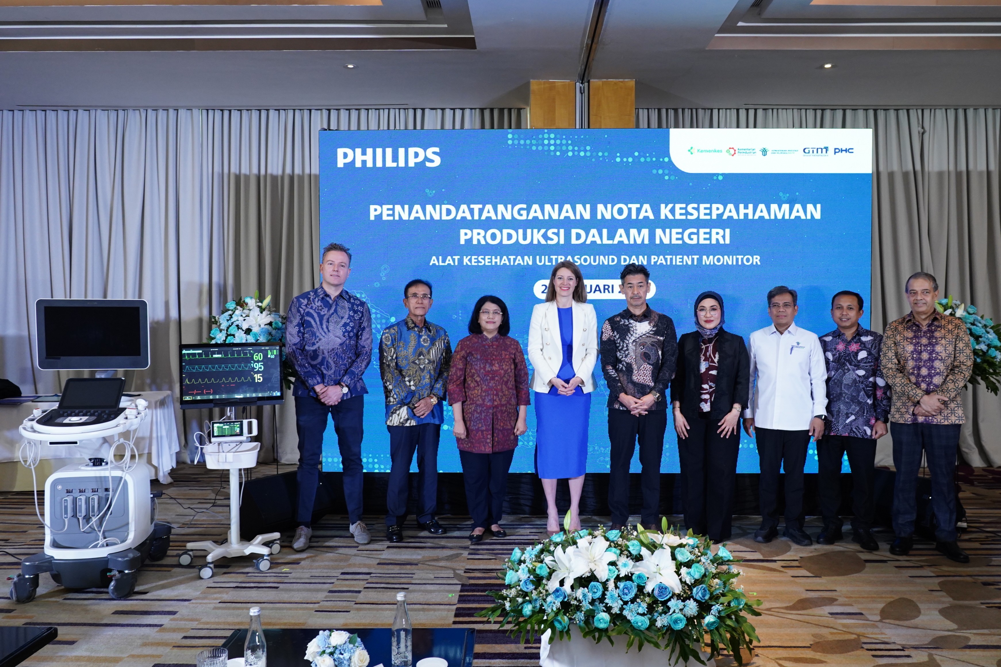 Foto Bersama antara Philips dengan PT PHC Indonesia